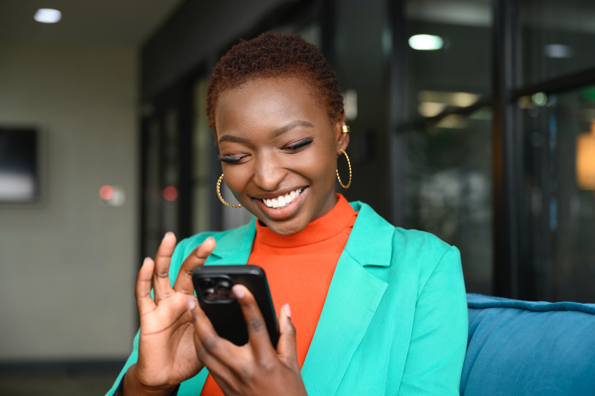Cheerful business woman using smartphone | © JohnnyGreig / E+ / Getty Images