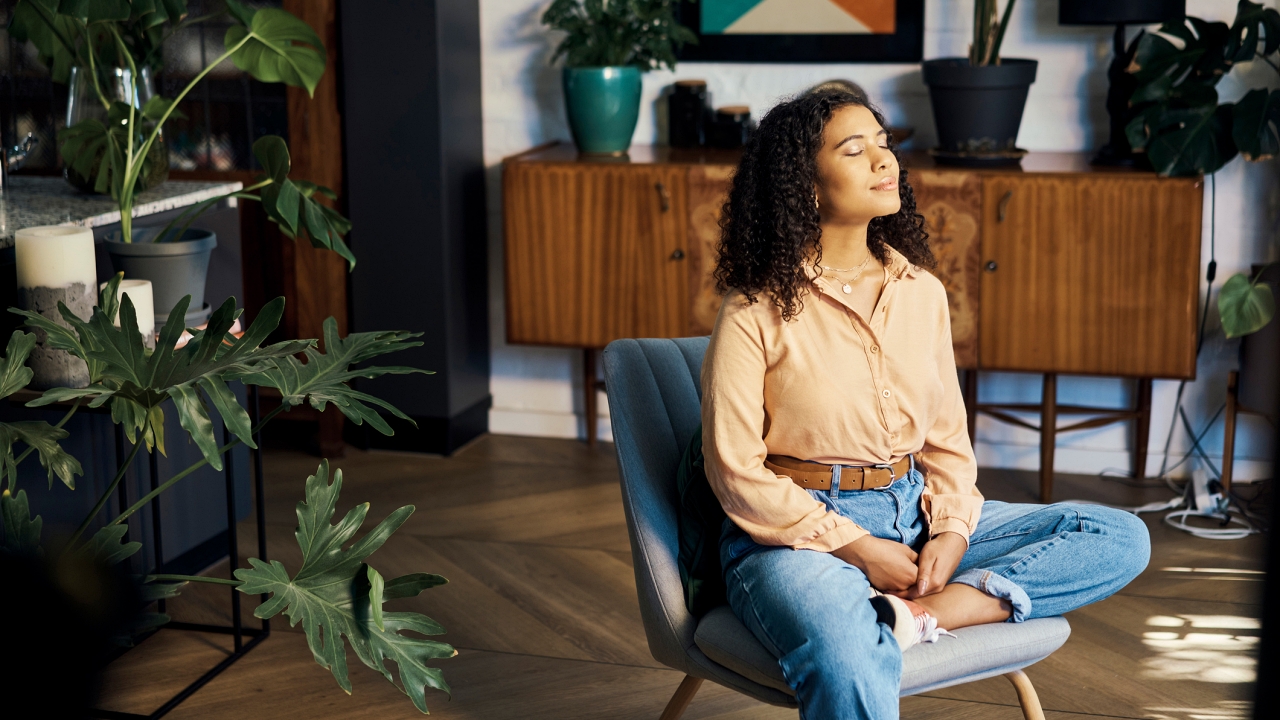 Peaceful, relaxed woman taking a meditation break at home, 35 ways to avoid burn out | © pixdeluxe / E+ / Getty Images