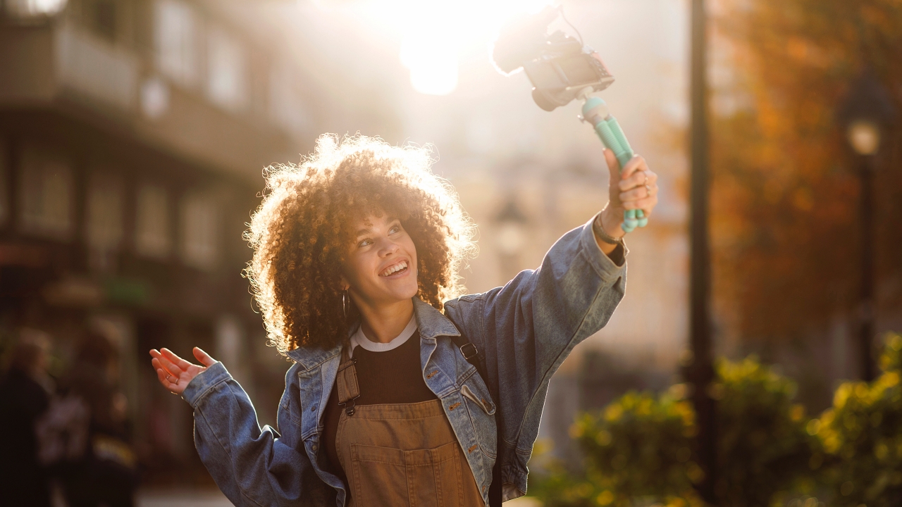 Woman creating a Sightseeing vlog | © mihailomilovanovic / E+ / Getty Images